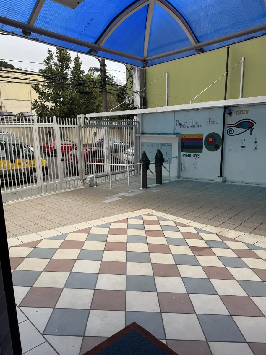 Entrada da Escola Estrela Guia, na Rua Porto Xavier, Vila Carmosina